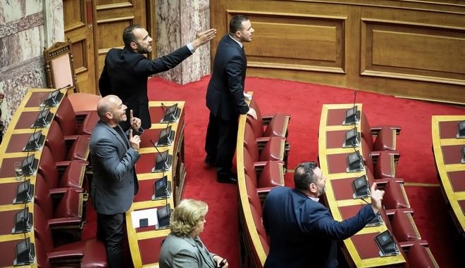 (Video) Ένταση στη Βουλή: Οι Χρυσαυγίτες καταψήφισαν την πρόταση για τις γερμανικές αποζημιώσεις
