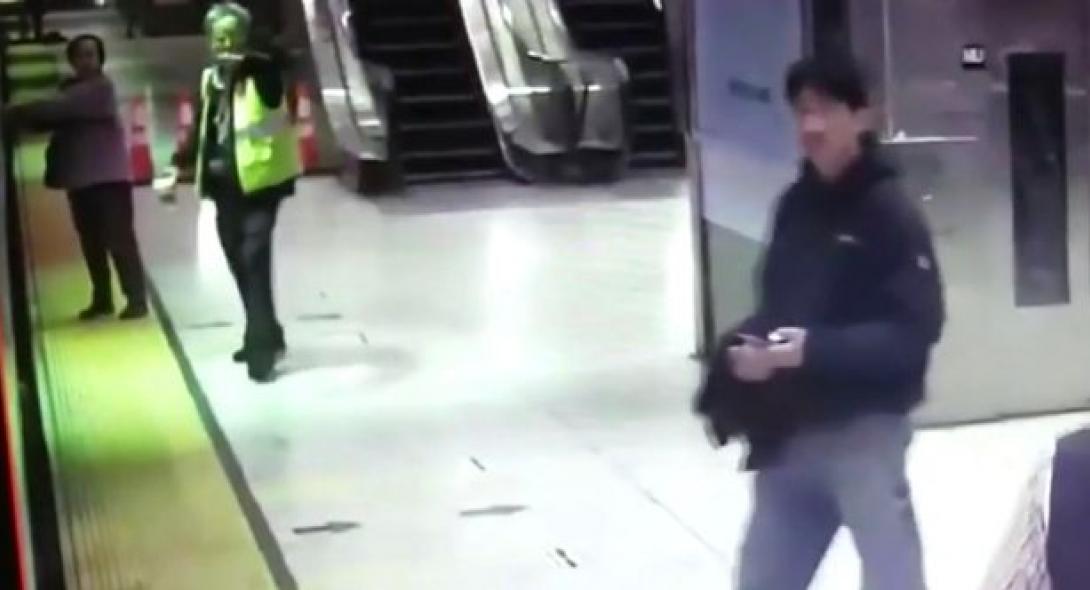 (VIDEO) Γυναίκα παρασύρθηκε από τρένο όταν πιάστηκε το χέρι της στην πόρτα!