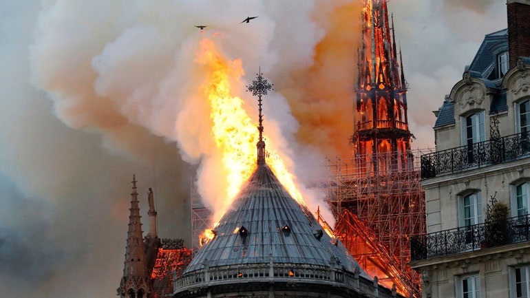 Παναγία των Παρισίων: Βραχυκύκλωμα η αιτία της φωτιάς
