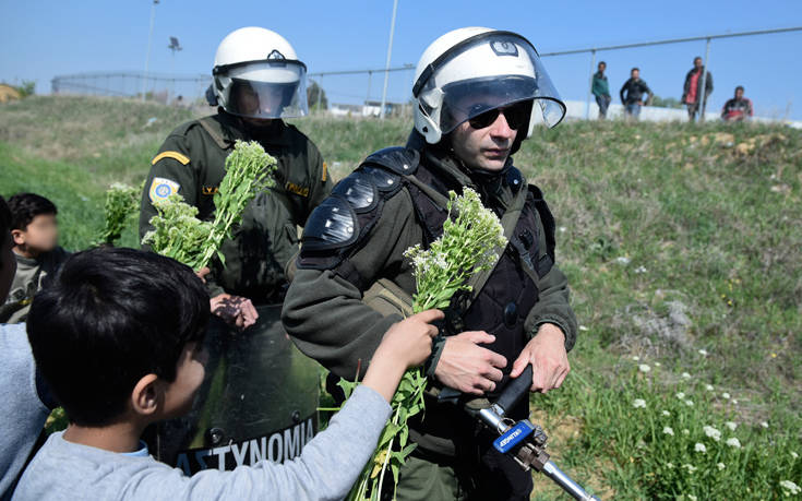 Προσφυγόπουλα προσέφεραν λουλούδια στους αστυνομικούς των ΜΑΤ