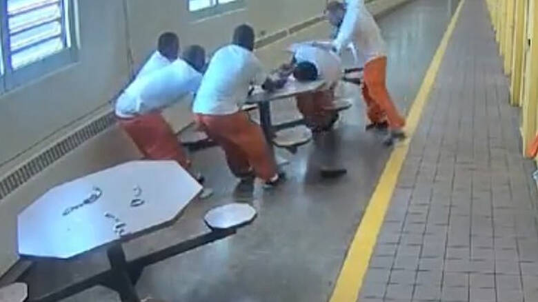 (VIDEO) ΟΗΑIO: Απίστευτη ρατσιστική επίθεση εναντίον τεσσάρων μαύρων κρατούμενων σε φυλακή