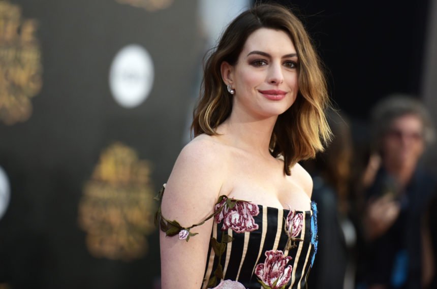 Anne Hathaway: Η ριζοσπαστική απόφαση που πήρε για χάρη του γιου της