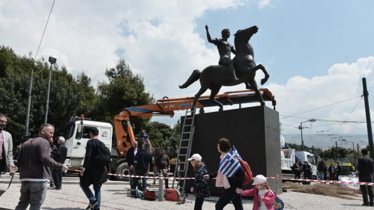(Photo) Τοποθετήθηκε το άγαλμα του Μεγάλου Αλεξάνδρου στο κέντρο της Αθήνας