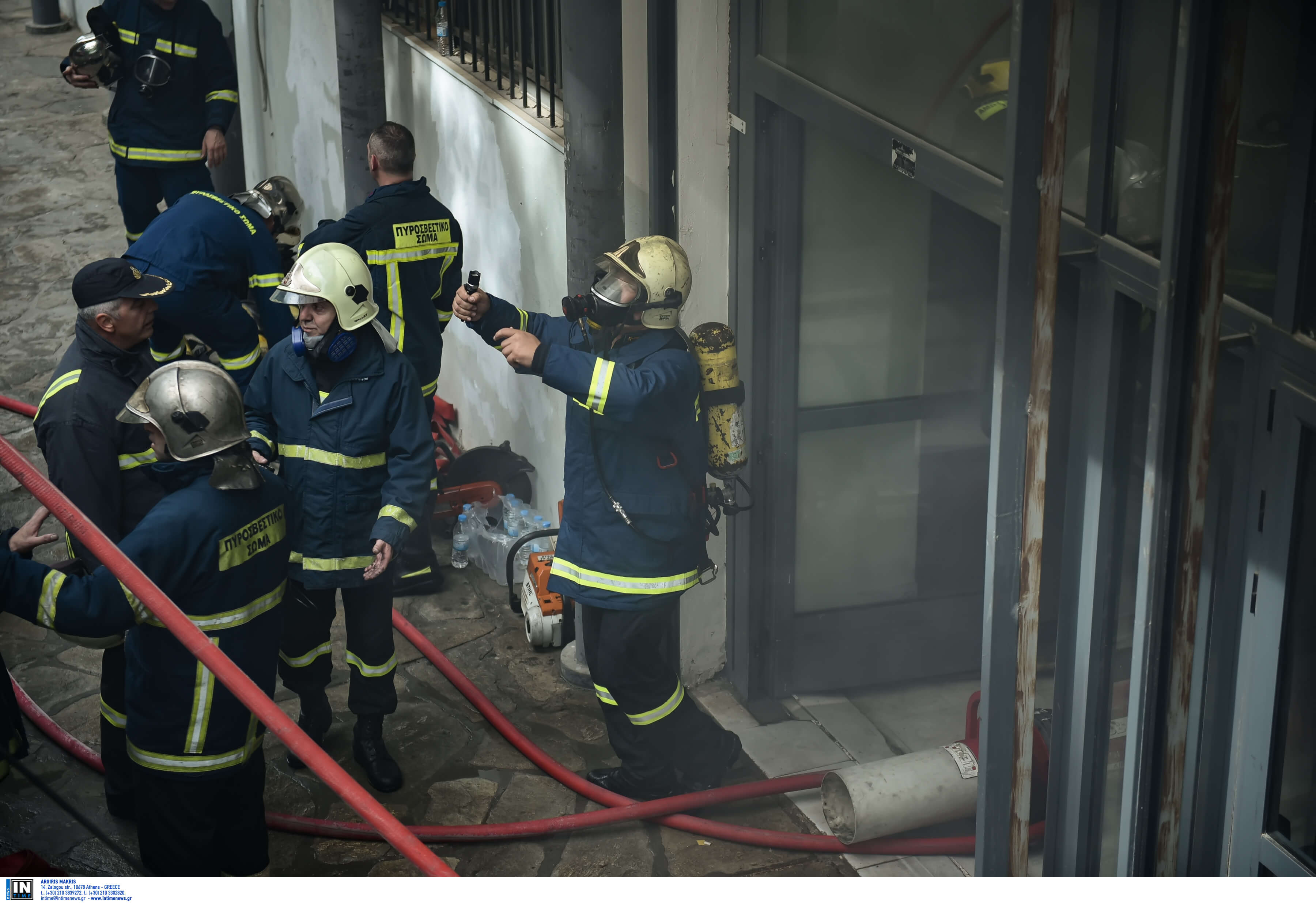 Θεσσαλονίκη: Υπό έλεγχο η φωτιά στο ΑΠΘ – Οι πυροσβέστες έσπασαν τζάμια παραθύρων και λουκέτα