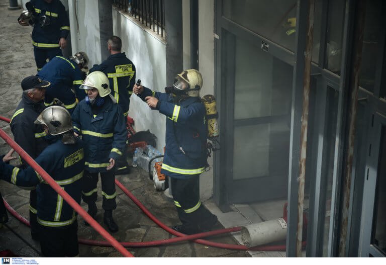 (βίντεο) Θεσσαλονίκη: Μεγάλη φωτιά στο ΑΠΘ – Απεγκλωβίστηκε κοπέλα από ασανσέρ