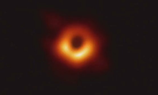 Η πρώτη φωτογραφία μαύρης τρύπας ήταν όπως την περιμέναμε. Σαν μία... μαύρη τρύπα