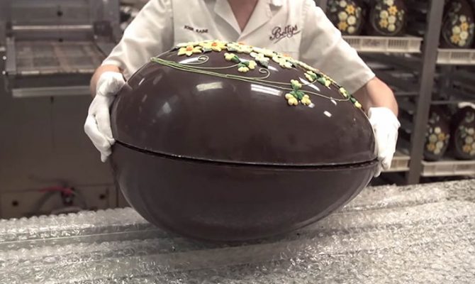 (VIDEO) Δείτε πως φτιάχνεται ένα σοκολατένιο αβγό 6 κιλών που κοστίζει 530 ευρώ