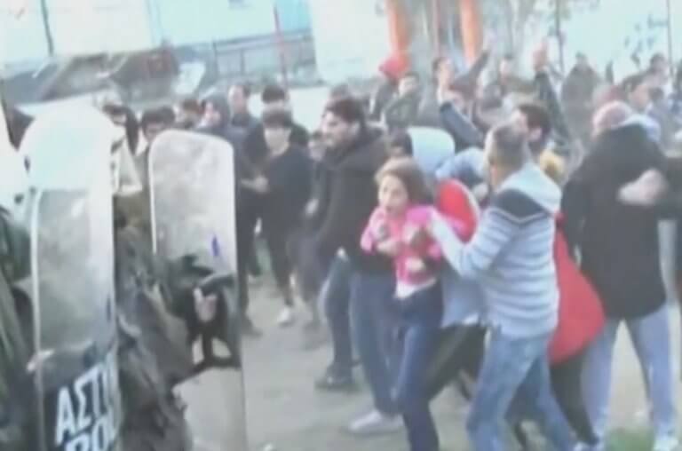 (video) Διαβατά: Αδιανόητες εικόνες στα επεισόδια – Η στιγμή που πετάνε μικρό κοριτσάκι σε αστυνομικούς