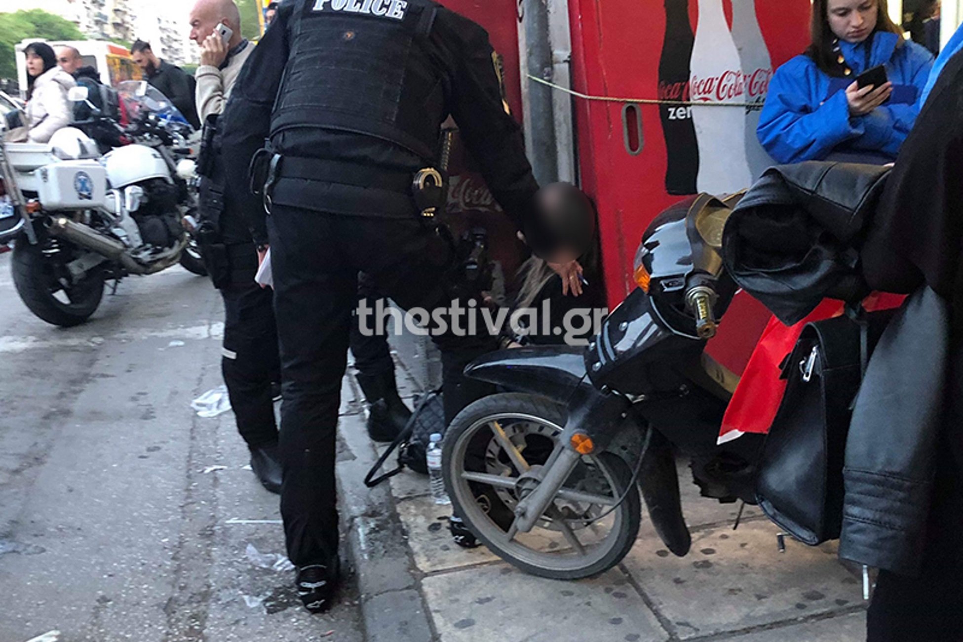 ΣΟΚ στη Θεσσαλονίκη: Νταής πέταξε τη γυναίκα του από το αυτοκίνητο μπροστά στα παιδιά του