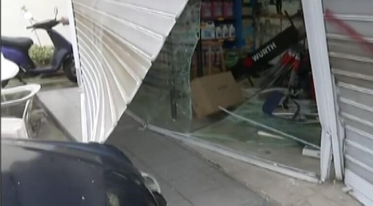 Βίντεο «Μπούκαραν» με αυτοκίνητο σε βενζινάδικο στη Γλυφάδα, πήραν λεφτά και τσιγάρα