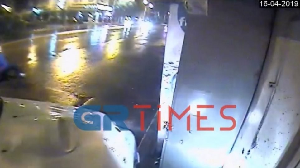 (VIDEO) Θεσσαλονίκη: Περιπολικό «καρφώθηκε» σε περίπτερο!