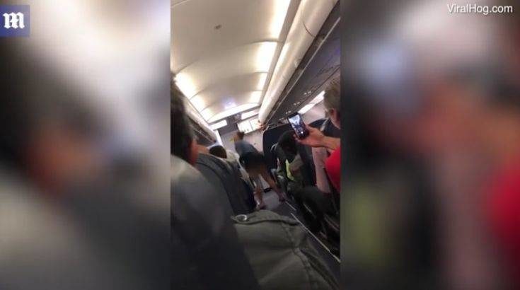 (VIDEO) Υπερθέαμα... σε πτήση! Τους έδειξε τα... οπίσθιά της γιατί της είπαν να κλείσει το κινητό!