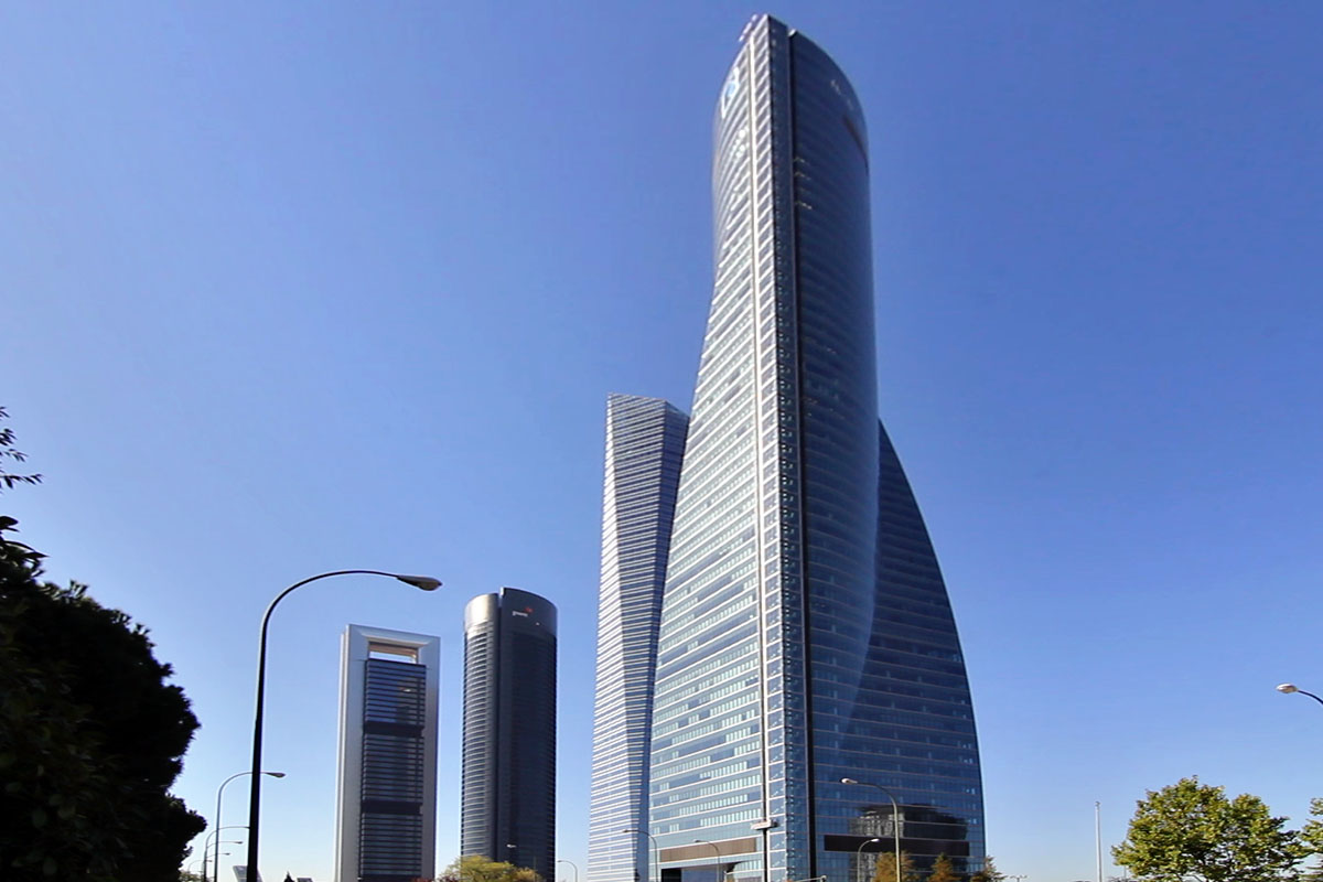 (PHOTO) Εκκενώνεται ουρανοξύστης στη Μαδρίτη μετά από τηλεφώνημα για βόμβα