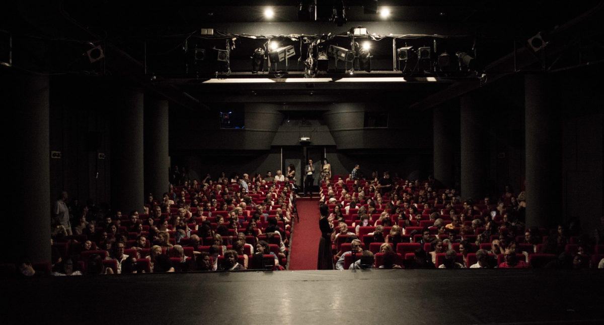 Οι καρέκλες της ντροπής – Στοχοποίηση πυρόπληκτων μαθητών από το σκηνοθέτη της παράστασης "Ελένη"