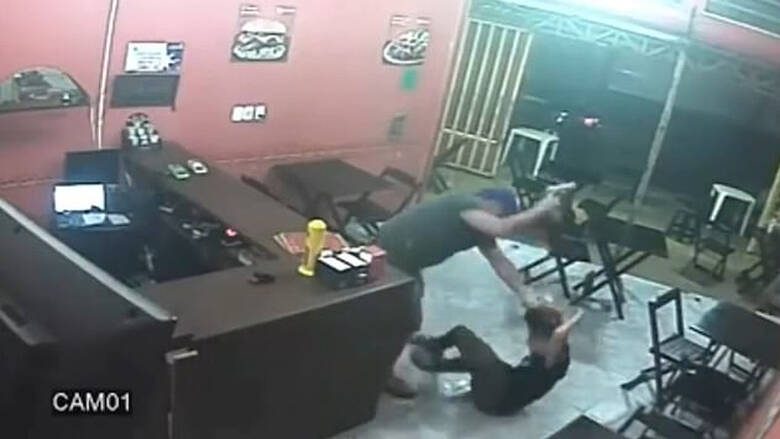 Σκληρό βίντεο: «Άγρια» επίθεση αστυνομικού σε ιδιοκτήτρια καφέ επειδή έβαλε σως στο μπέργκερ του