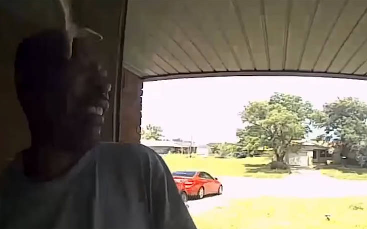 (VIDEO) Χτύπησε την πόρτα φίλου του και... τον δάγκωσε φίδι!