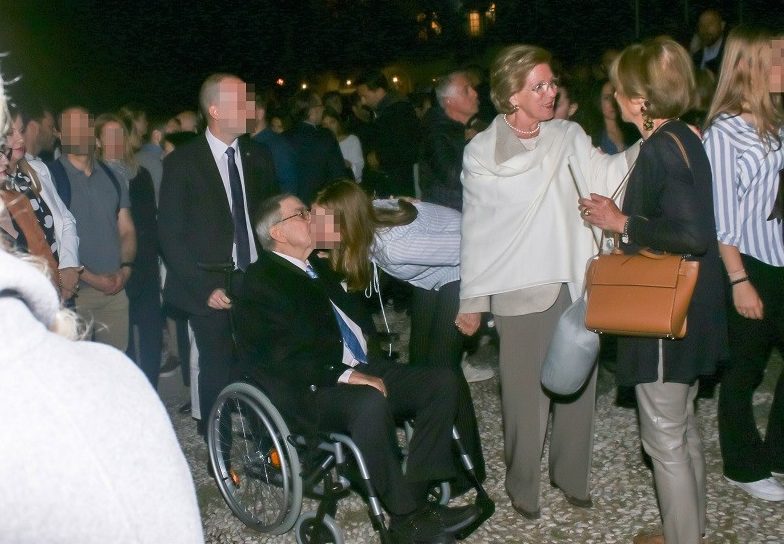 Ο τέως Βασιλιάς της Ελλάδος Κωνσταντίνος βρίσκεται πλέον σε αναπηρικό αμαξίδιο