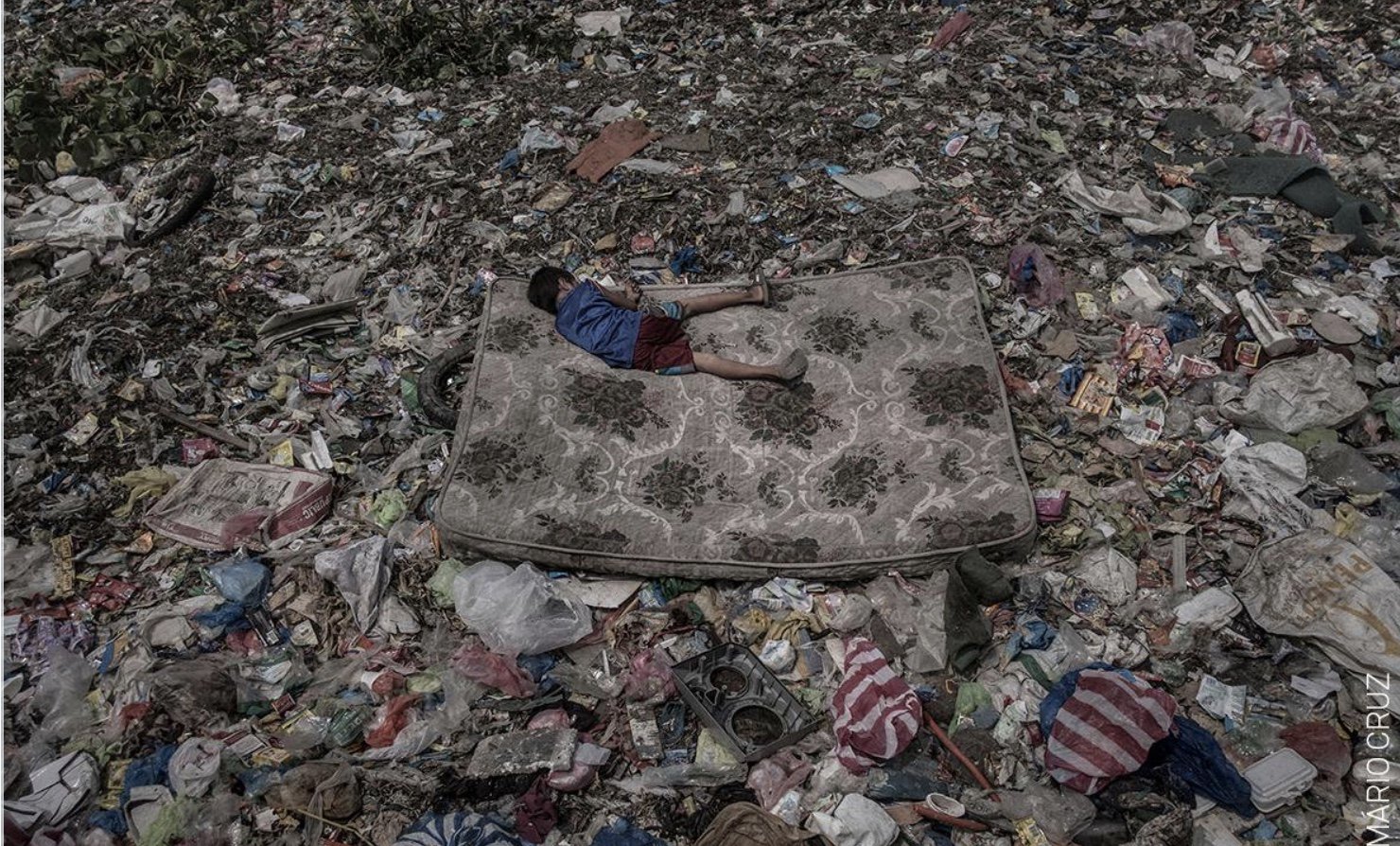 Η φωτογραφία που σόκαρε τον πλανήτη: Δεν διανοείστε πού κοιμάται αυτό το αγοράκι