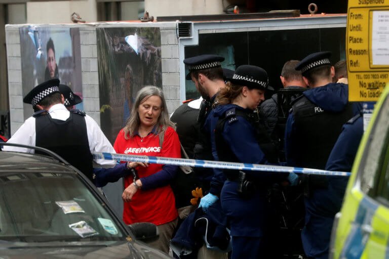 Βρετανία: Ακτιβιστές απέκλεισαν τις εισόδους στα κεντρικά γραφεία της BP [pics]