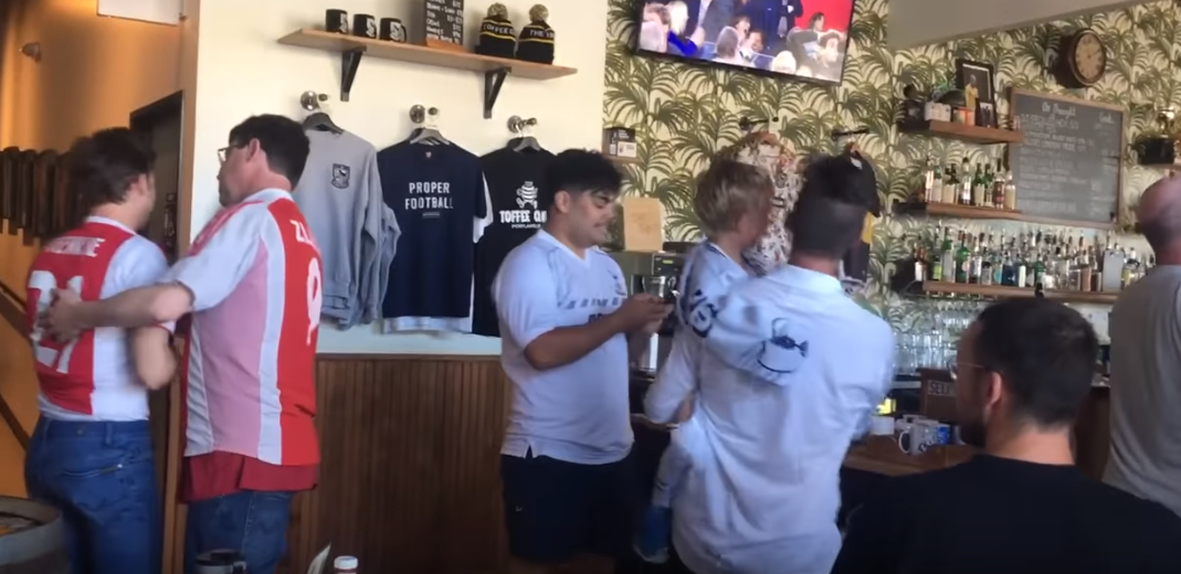 (Video) Δύο οπαδοί του Άγιαξ βλέπουν τον ημιτελικό σε κλαμπ φίλων της Τότεναμ και...