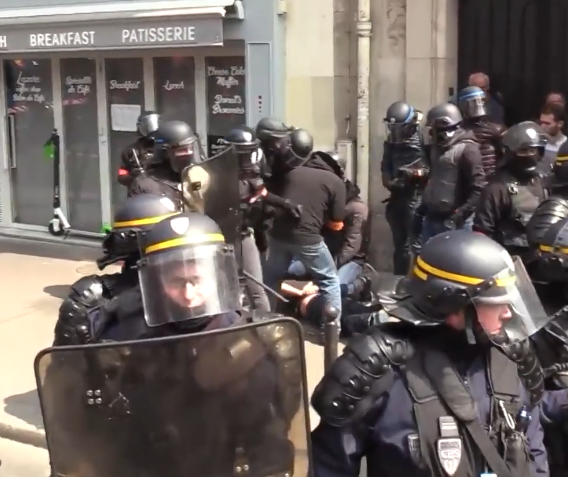 (Video) Εργατική Πρωτομαγιά στο Παρίσι! Τρομερά επεισόδια, απίστευτη αστυνομική βία