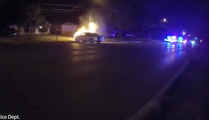 (Video) Η ηρωική προσπάθεια αστυνομικού που έσωσε γυναίκα μέσα από φλεγόμενο αυτοκίνητο
