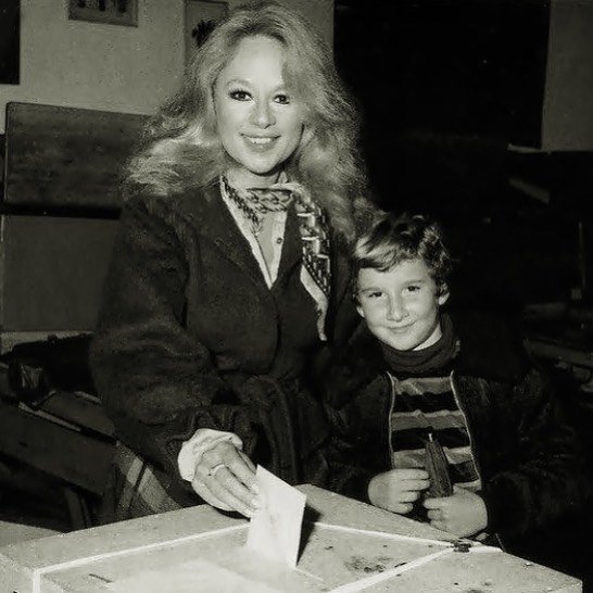 Αλίκη Βουγιουκλάκη: Σπάνια φωτογραφία από τις εκλογές της δεκαετίας του ’70 με τον γιο της!