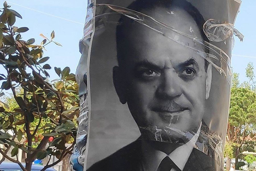 (Photo) Νοσταλγοί γέμισαν με αφίσες του Παπαδόπουλου την Καλαμάτα