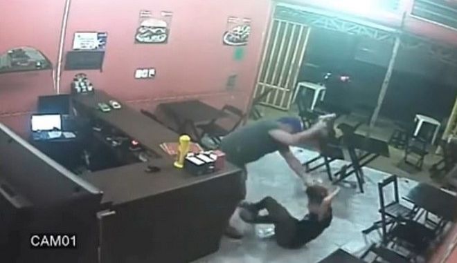 (VIDEO) Eπίθεση αστυνομικού σε ιδιοκτήτρια καφέ επειδή... έβαλε λάθος σως στο μπέργκερ του