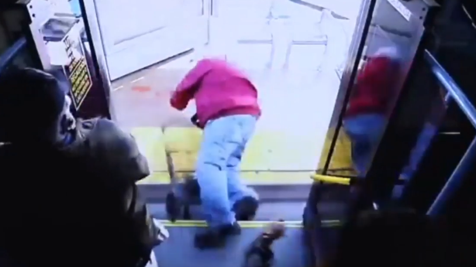 VIDEO - ΣΟΚ: Γυναίκα σπρώχνει 74χρονο από λεωφορείο, πέφτει στο πεζοδρόμιο και σκοτώνεται!