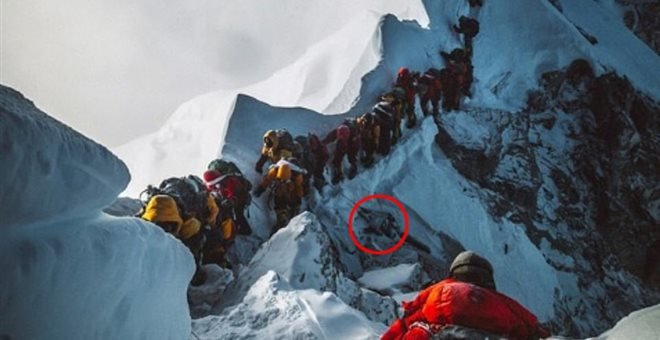 Εικόνα-σοκ από το ΄Εβερεστ: Ορειβάτες προσπερνούν πτώμα για να φτάσουν στην κορυφή!