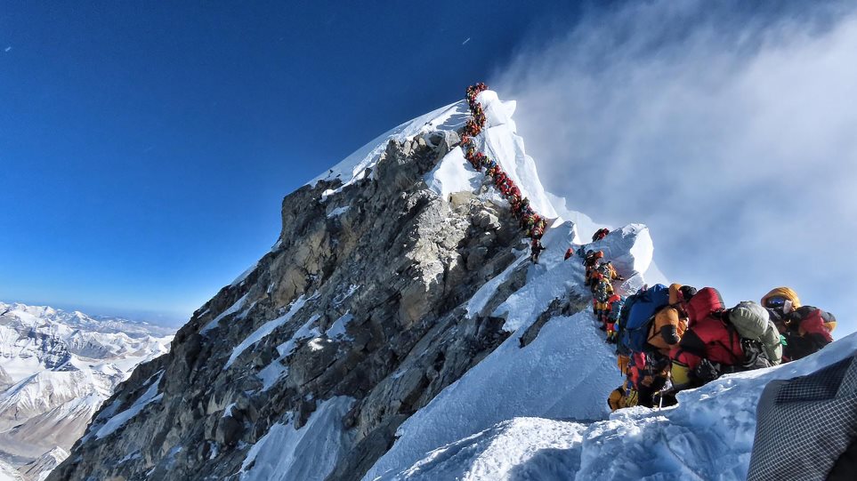 (PHOTO) Στη ’’ζώνη του θανάτου’’ ορειβάτες που θέλουν να κατακτήσουν την κορυφή του Έβερεστ!