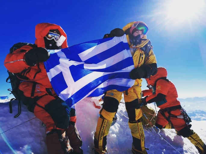 Η Χριστίνα Φλαμπούρη και η Βανέσσα Αρχοντίδου                                                                                               έγιναν οι πρώτες Ελληνίδες που πάτησαν την κορυφή του Έβερεστ στα 8.848 μέτρα