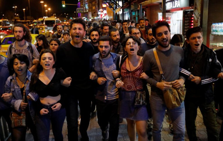 Κωνσταντινούπολη: Διαμαρτυρίες με κατσαρόλες για την ακύρωση των εκλογών – Σόου από Ιμάμογλου [video, pics]