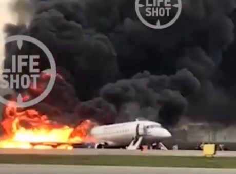 Μόσχα: Επιβάτες λένε πως το αεροσκάφος χτυπήθηκε από κεραυνό