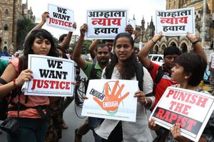 Αυτοπυρπολήθηκε Ινδή που είχε βιαστεί ομαδικά από τον «φύλακά» της και τους φίλους του