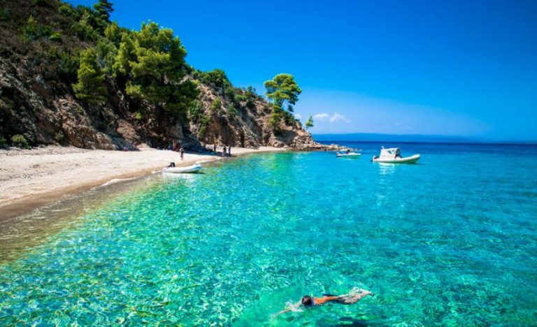 Γαλάζιες σημαίες: Αυτές είναι οι πιο καθαρές ελληνικές παραλίες για το 2019