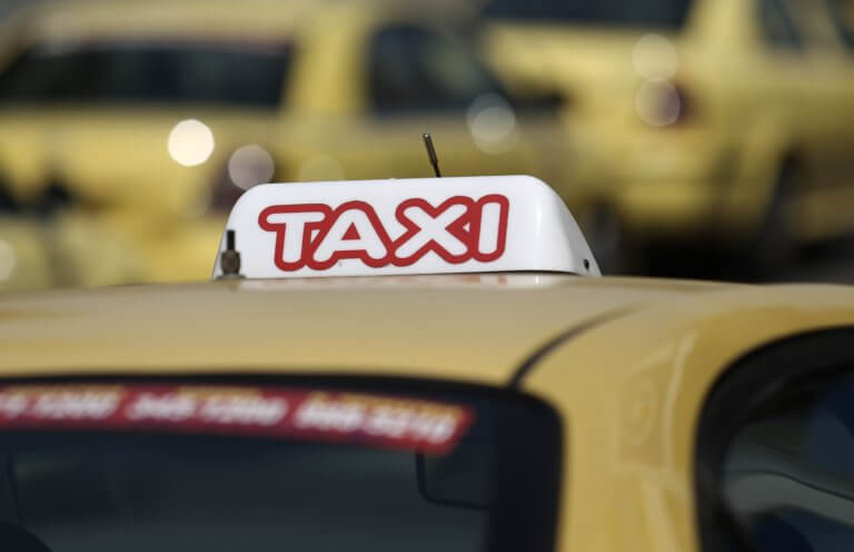Ραγδαίες εξελίξεις με τα ταξί! Τέλος οι πληρωμές με κάρτα μέσω εφαρμογών