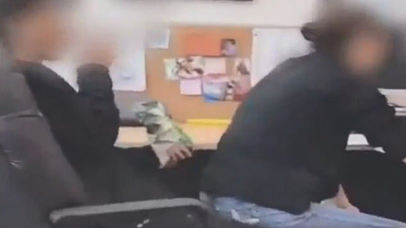(PHOTO, VIDEO) Καθηγήτρια απολύθηκε επειδή καθόταν στα πόδια των μαθητών της
