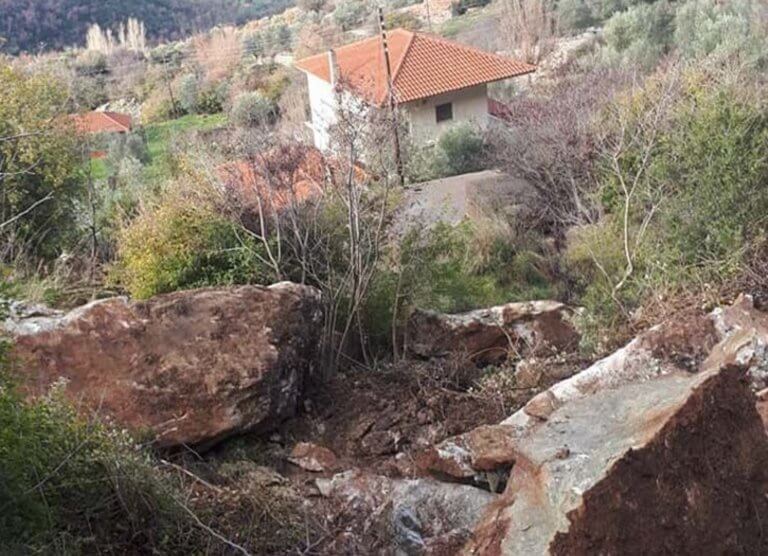Ζημιές από τους σεισμούς στην Ηλεία – Βράχος έπεσε σε σπίτι!