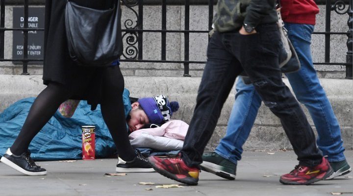 ΟΗΕ: Δεκατέσσερα εκατομμύρια Βρετανοί ζουν σε κατάσταση φτώχειας