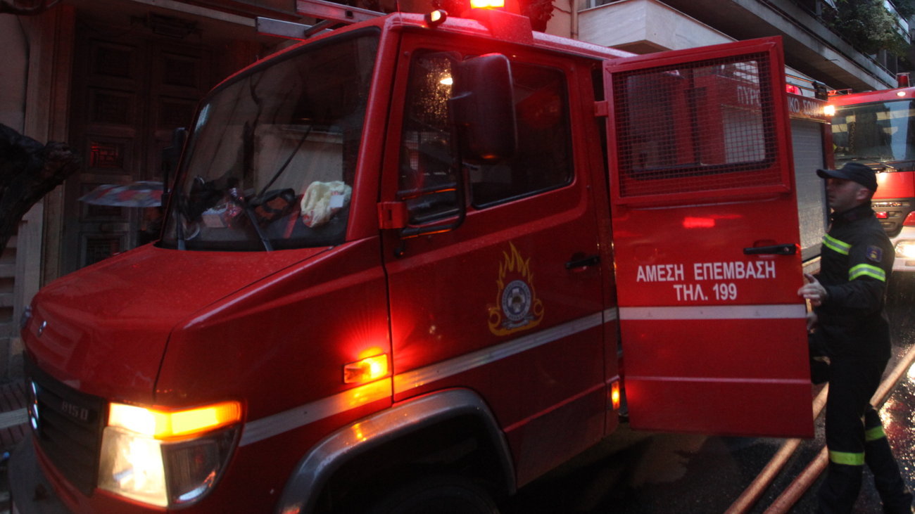 Φωτιά σε πλοίο στο Πέραμα - Κινητοποιήθηκαν 20 πυροσβέστες