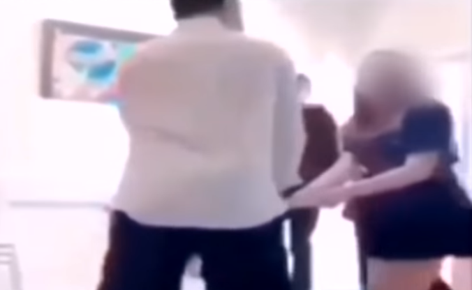 (VIDEO) Σάλος στην Κύπρο με τον καθηγητή που χτύπησε μαθήτρια στη Λεμεσό