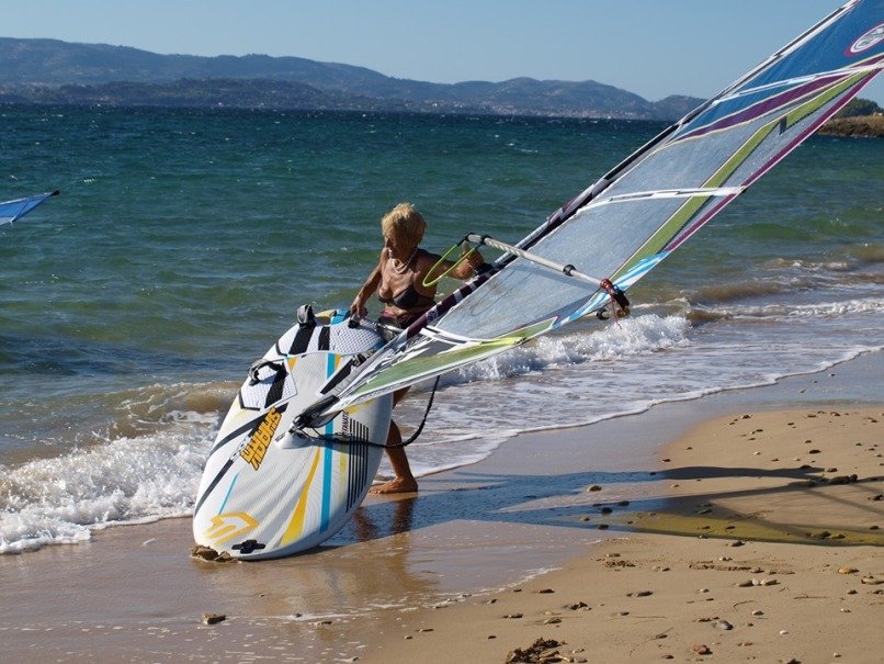 81χρονη windsurfer θα κάνει το διάπλου Κυλλήνη - Σκάλα! (Video}