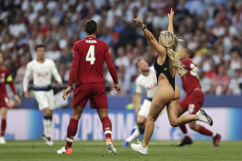 «Γυμνή εισβολέας» στον τελικό του Champions League