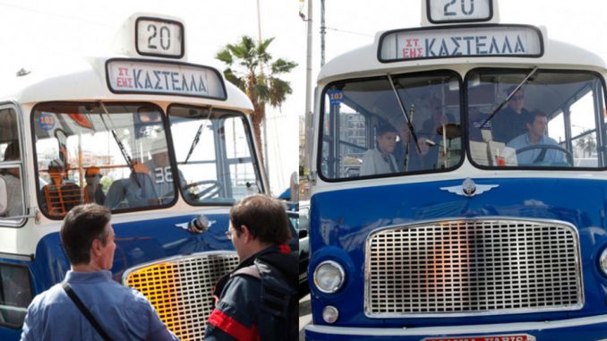Το παλιό μπλε λεωφορείο βγήκε στον Πειραιά και ταξίδεψε τους επιβάτες πίσω στο χρόνο! (photos)