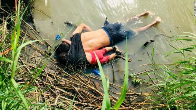 Σύνορα ΗΠΑ - Μεξικού: Φωτό που σοκάρει - Πατέρας νεκρός με την κόρη του