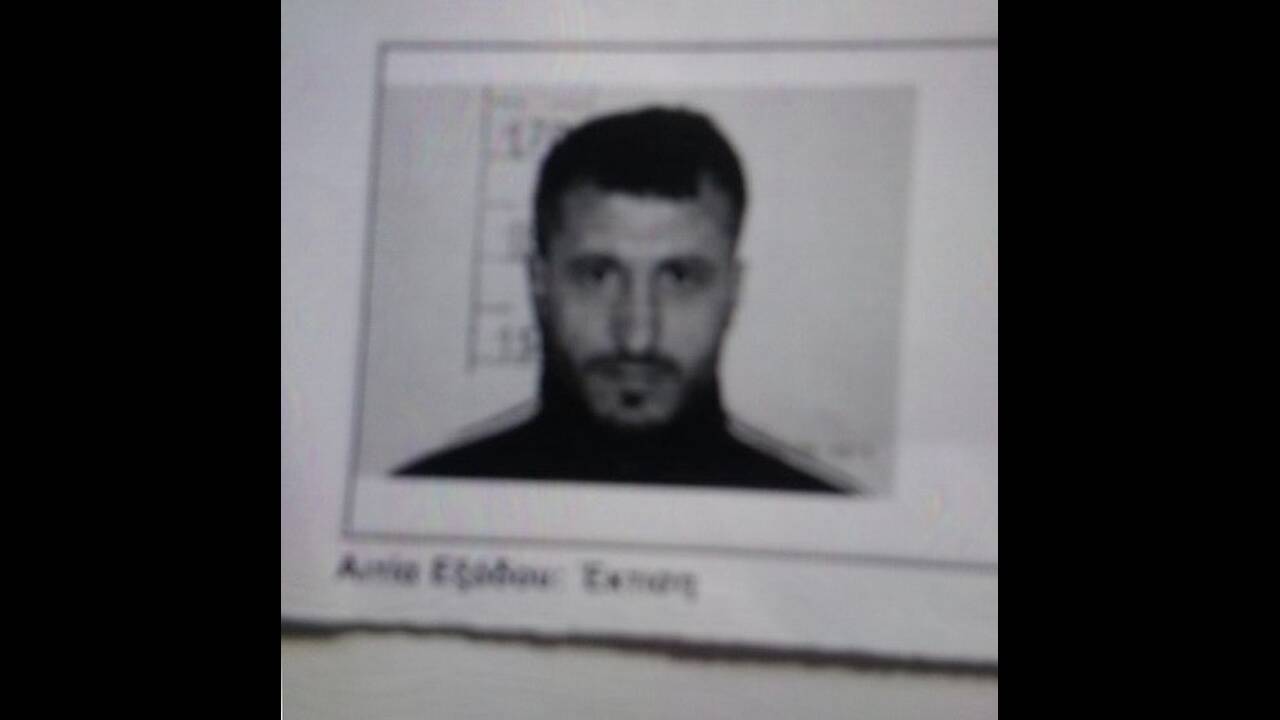 (VIDEO) H στιγμή που ο δεύτερος δραπέτης μεταφέρεται στη ΓΑΔΑ - Αναζητείται ο Αλβανός που είχε σκοτώσει νεαρό το 2012