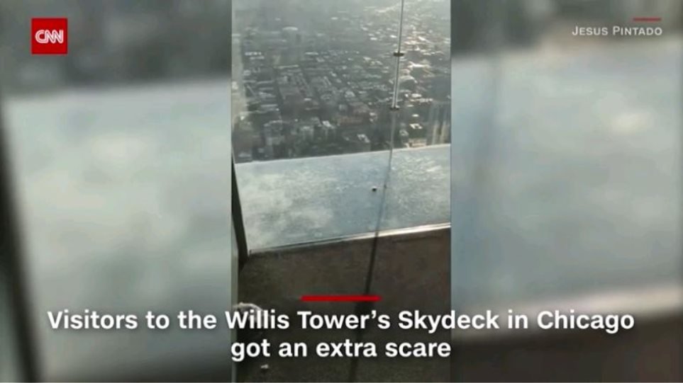 Εσπασε το γυάλινο πάτωμα σε ουρανοξύστη του Σικάγο! (video)
