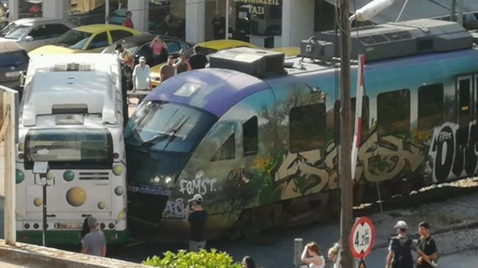 Έκτακτο: Συρμός του προαστιακού συγκρούστηκε με λεωφορείο στην Λιοσίων